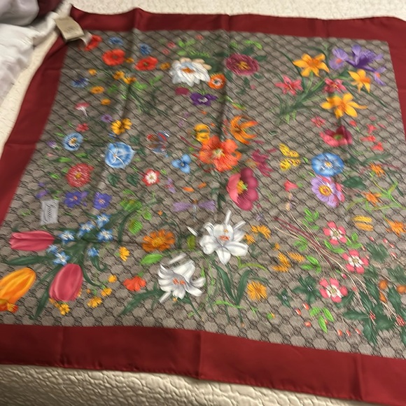 Gucci silk-twill new there a spot on the last picture only used for photo shoot - Picture 2 of 6